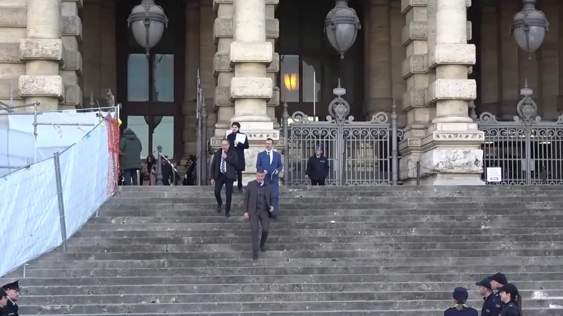 Roma | il sottosegretario Delmastro lascia il Palazzo di Giustizia senza lasciare dichiarazioni