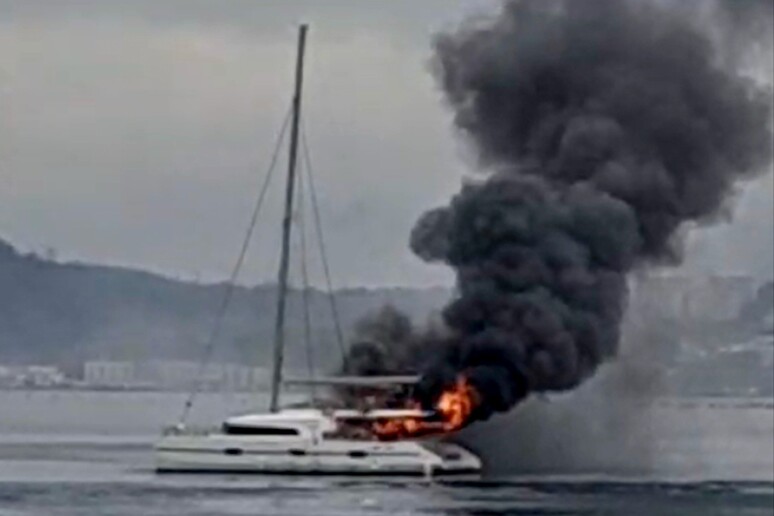 Napoli | Incendio a bordo di un’imbarcazione a Pozzuoli