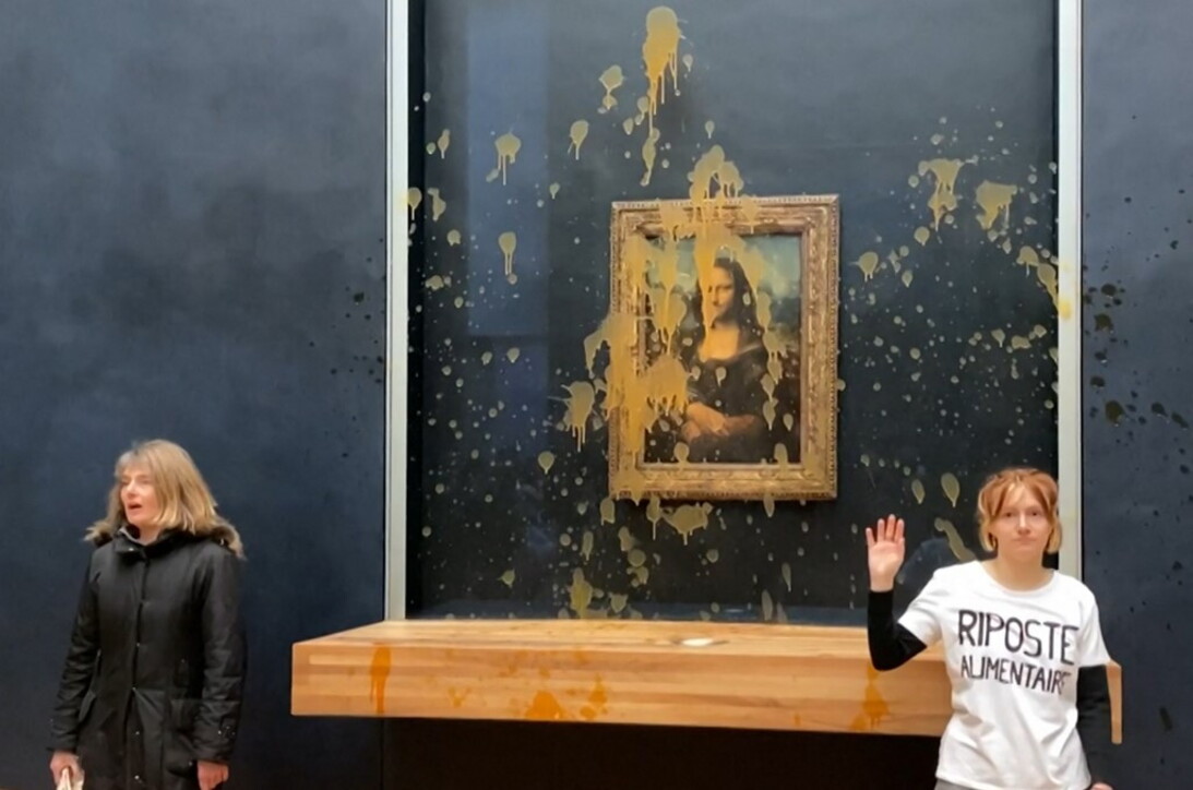 SHOTVIDEO Attivisti al Louvre, zuppa sul vetro della Gioconda