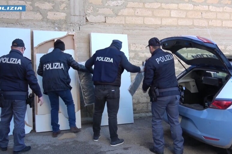 Caltanissetta | Polizia sequestra 28 kg di marijuana nascosta nelle porte, 3 arresti 