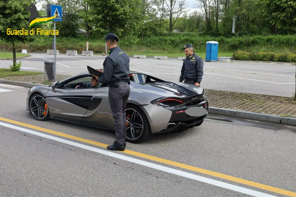 varese | contrabbando di autovetture di lusso con targa svizzera. sequestrate cinque supercar ‣ adn24 ‣ adn24 varese | contrabbando di autovetture di lusso con targa svizzera. sequestrate cinque supercar