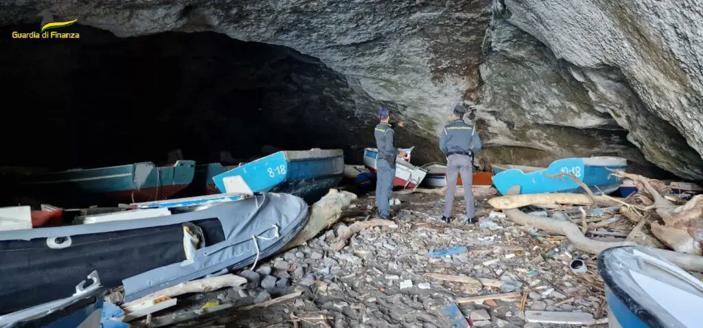 ponza (rm) | sequestrata la "grotta dei morti": scafi abbandonati e rifiuti pericolosi all'interno ‣ adn24 ‣ adn24 ponza (rm) | sequestrata la "grotta dei morti": scafi abbandonati e rifiuti pericolosi all'interno