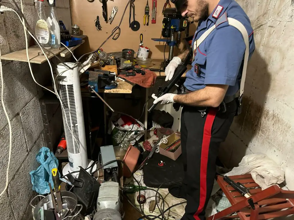 tivoli | scoperto laboratorio clandestino di armi: arrestato 21enne ‣ adn24 ‣ adn24 tivoli | scoperto laboratorio clandestino di armi: arrestato 21enne