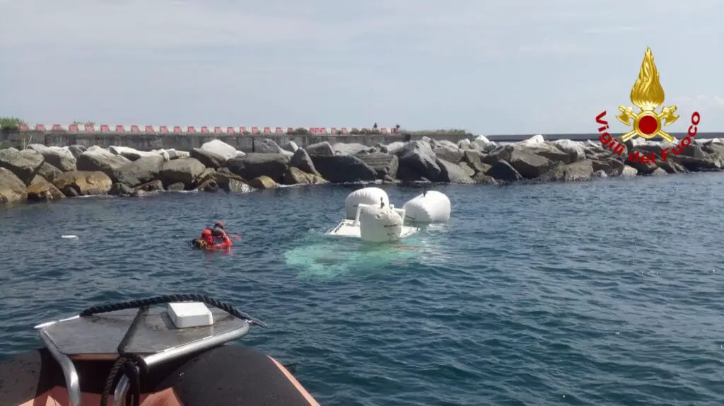 genova | recuperata l'imbarcazione naufragata vicino alla pista aeroportuale di ponente ‣ adn24 ‣ adn24 genova | recuperata l'imbarcazione naufragata vicino alla pista aeroportuale di ponente